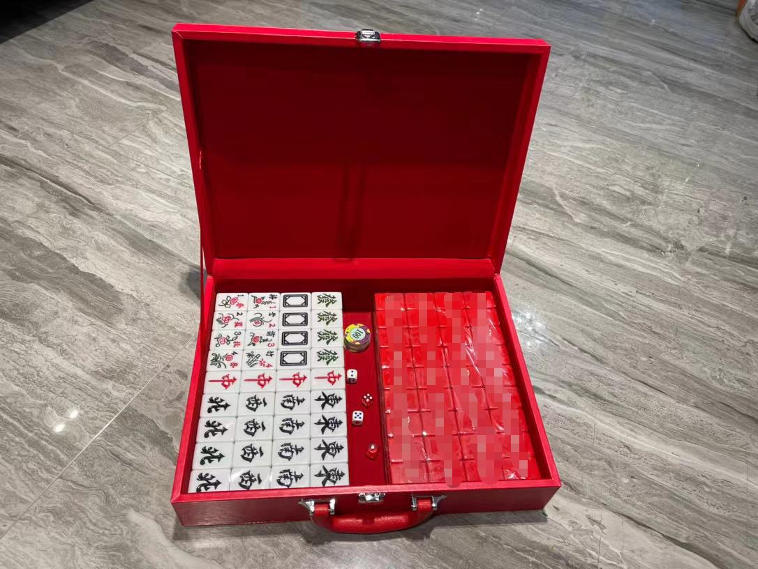 d家红皮质麻将盒内含 144颗麻将 筹码 骰子 麻将布