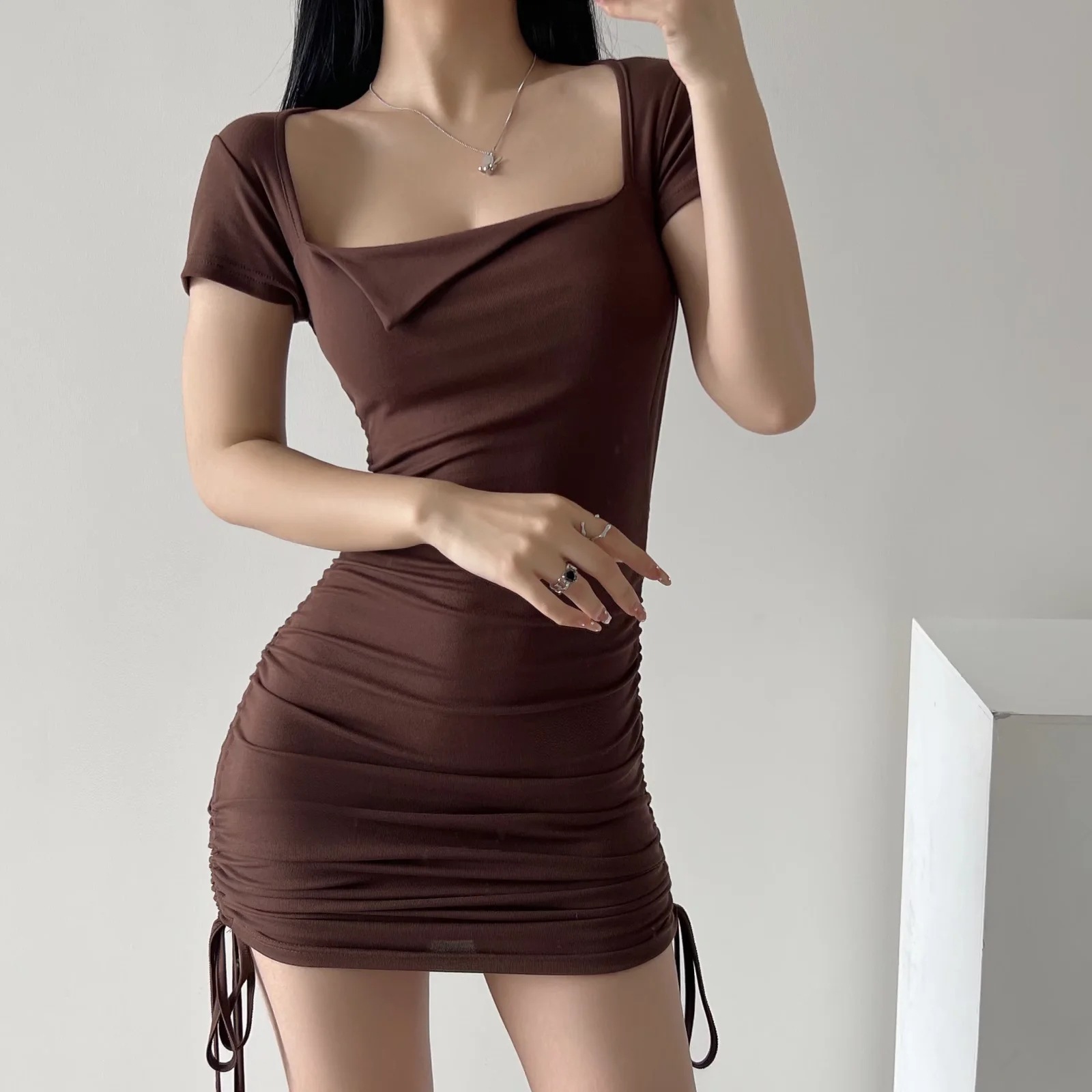 2022夏季英伦风气质辣妹抽绳褶皱包臀裙性感收腰低领斜肩款连衣裙