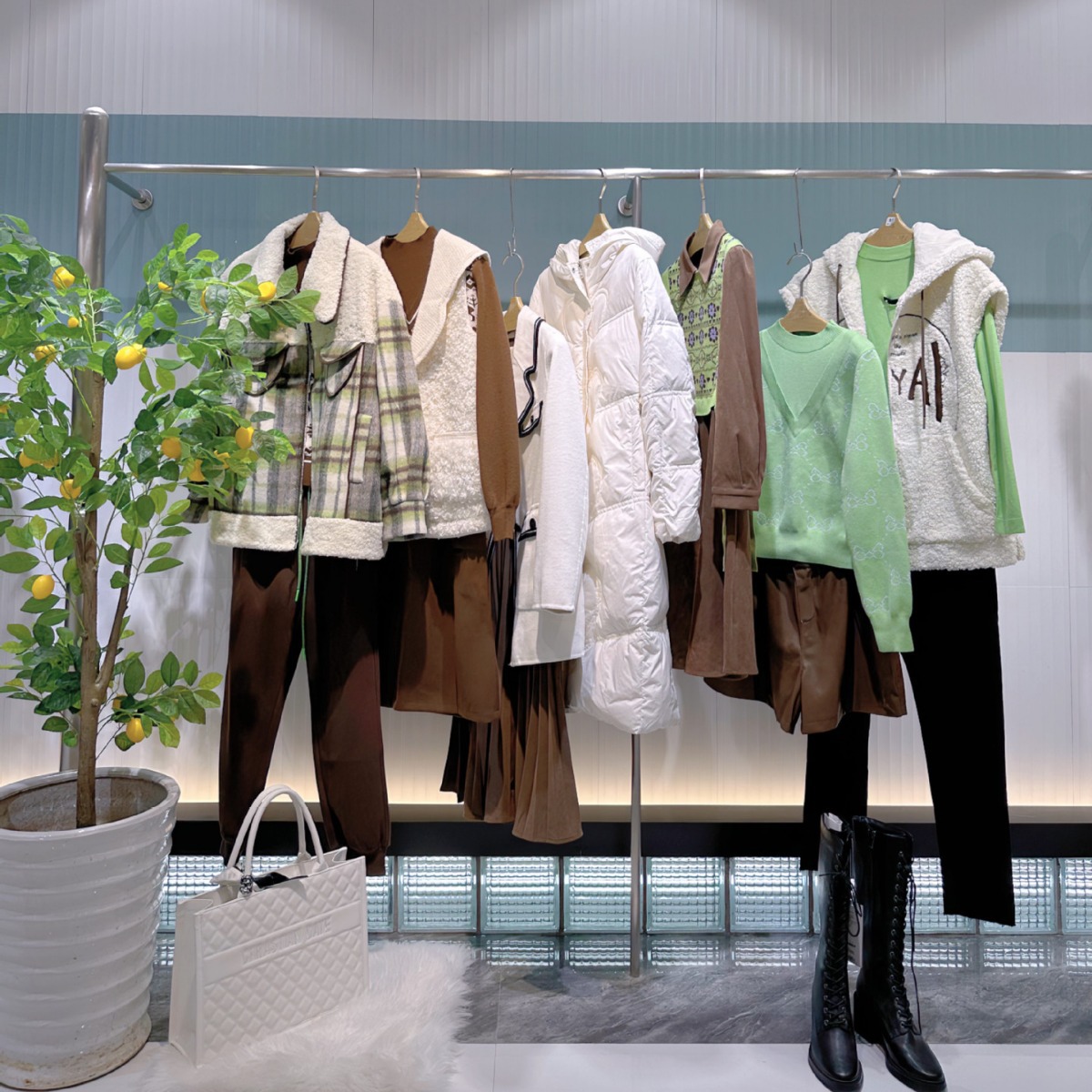 魔美名作23冬装专柜撤柜羽绒服尾货清仓品牌折扣女装一手批发货源