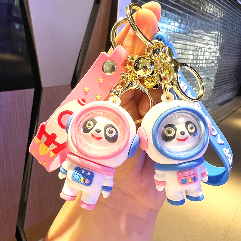 网红创意卡通太空熊猫宇航员钥匙扣挂件立体可爱汽车包包挂饰批发