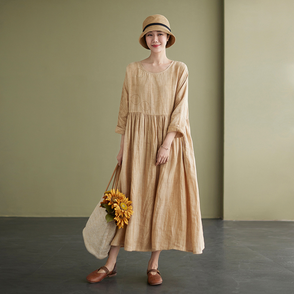 女装2021年春夏新品亚麻脏染压花拉皱圆领刺绣显瘦连衣裙