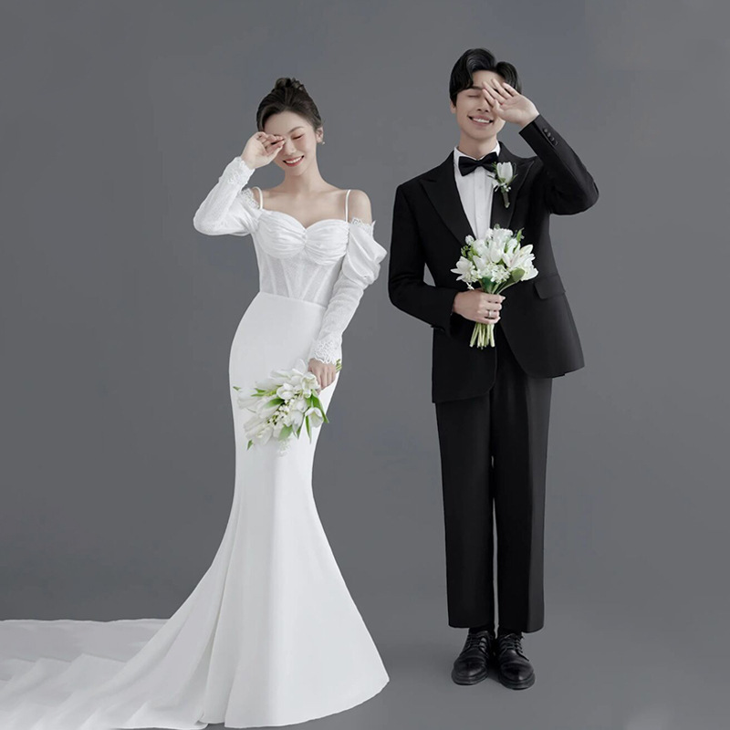 缎面一字肩法式轻婚纱2024新款吊带简约韩式迎宾新娘拖尾蕾丝礼服