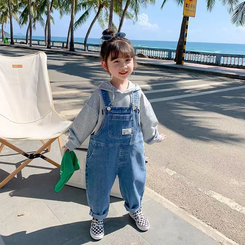 宝宝背带裤女儿童款韩版宽松可爱牛仔背带裤洋气宝宝裤子