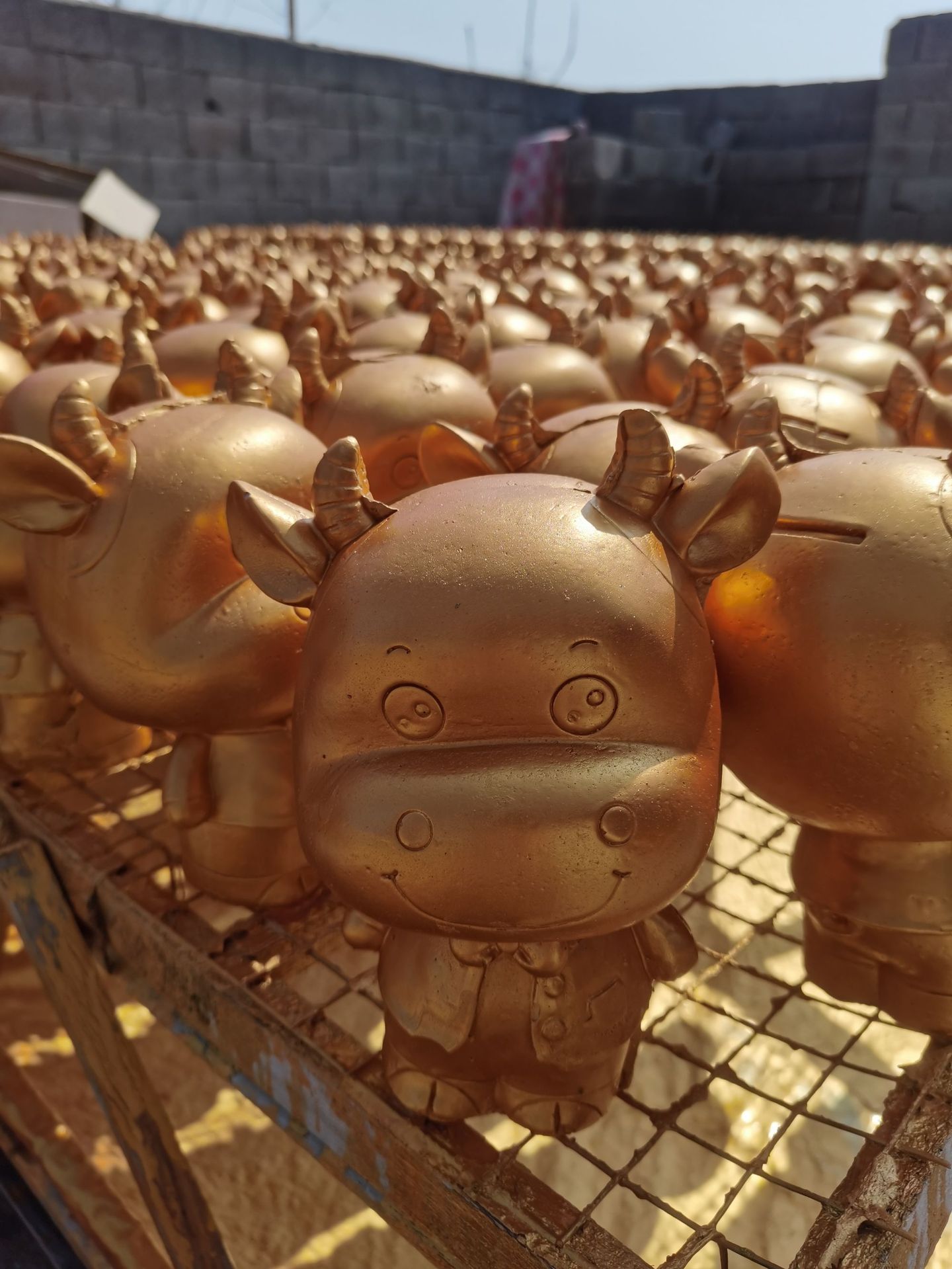 金蛋批发金牛石膏娃娃抽奖存钱道具生肖砸金牛开业庆典元宝牛