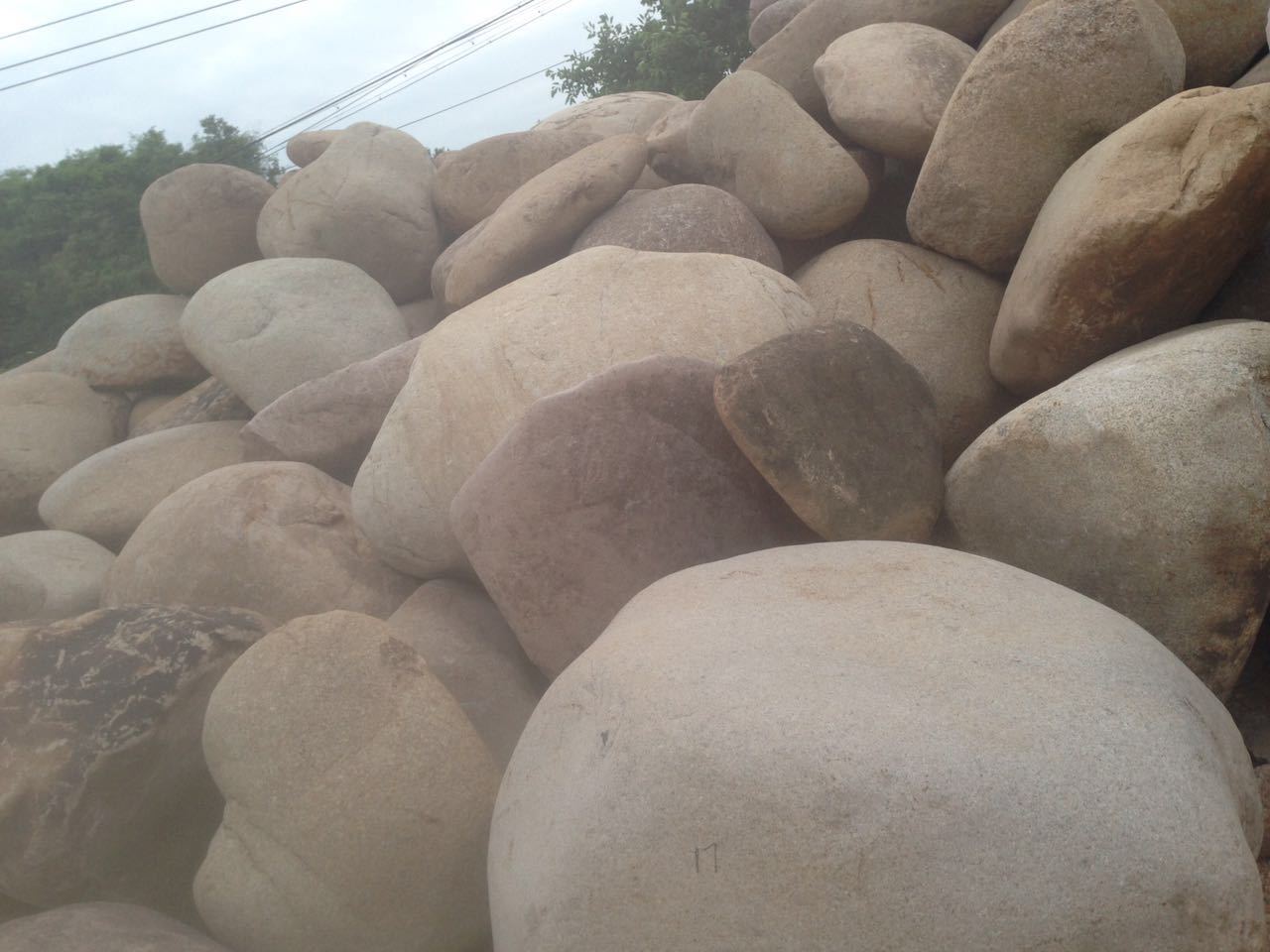 批发水冲石溪滩石 大规格鹅卵石 黄蜡石 园林铺路石 园林工程用品