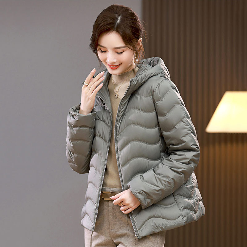 新款白鸭绒气质优雅轻薄羽绒服女短款冬装2024冬季连帽波浪纹外套