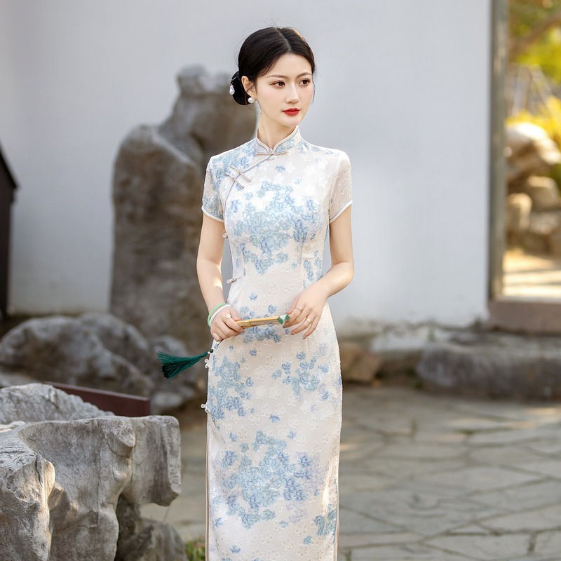 2024春夏新品改良年轻气质素雅长款旗袍日常短袖新中式剪花绡旗袍