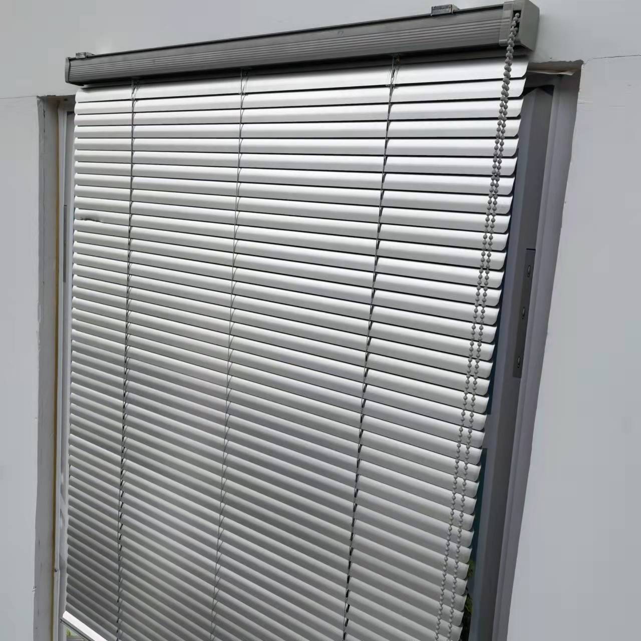 厂家批发可选免打孔办公室百叶帘欧式铝合金抽拉窗户拉珠百叶窗帘