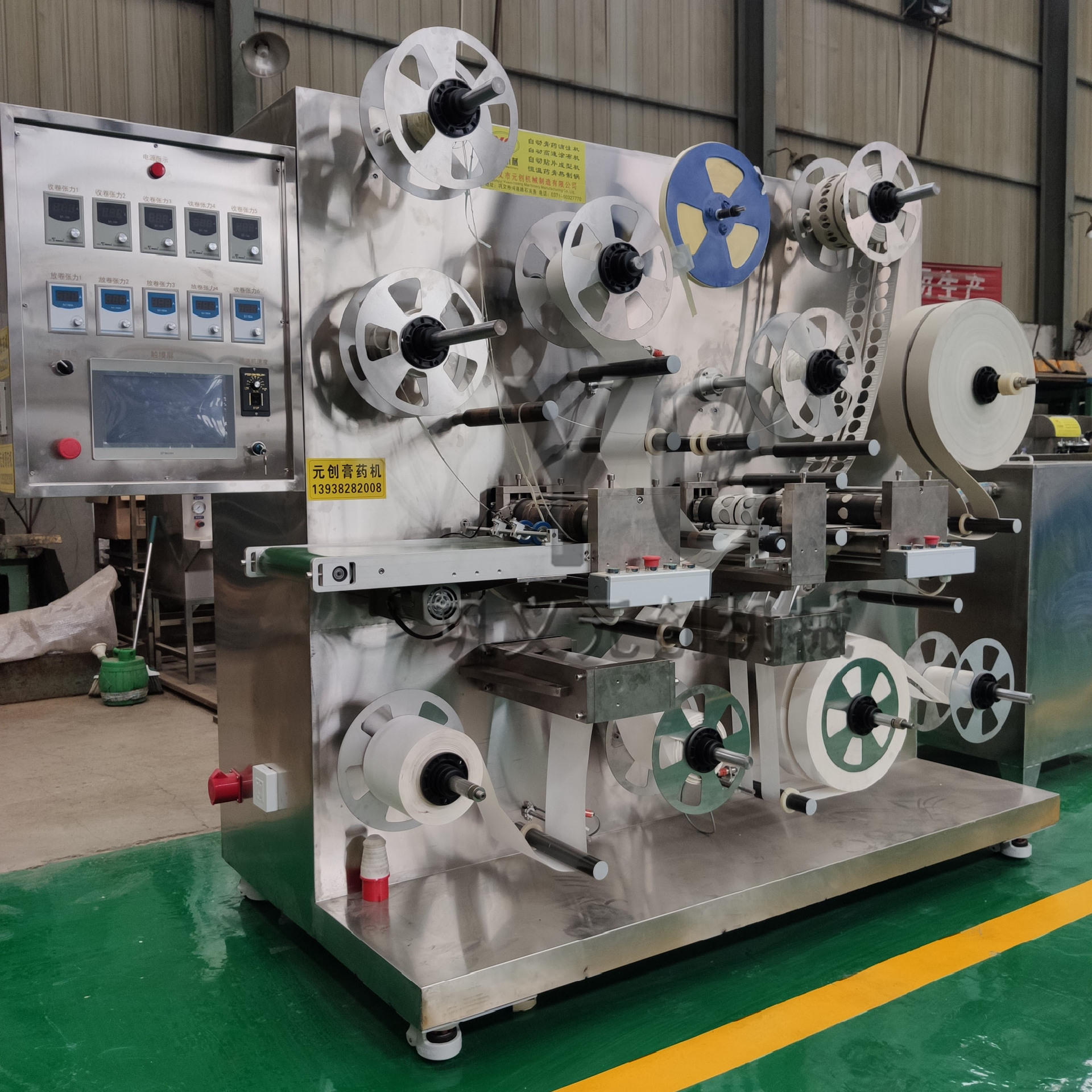 透气黑膏药贴贴片机 自动智能型触屏开关机器 一体化pcl电脑控制