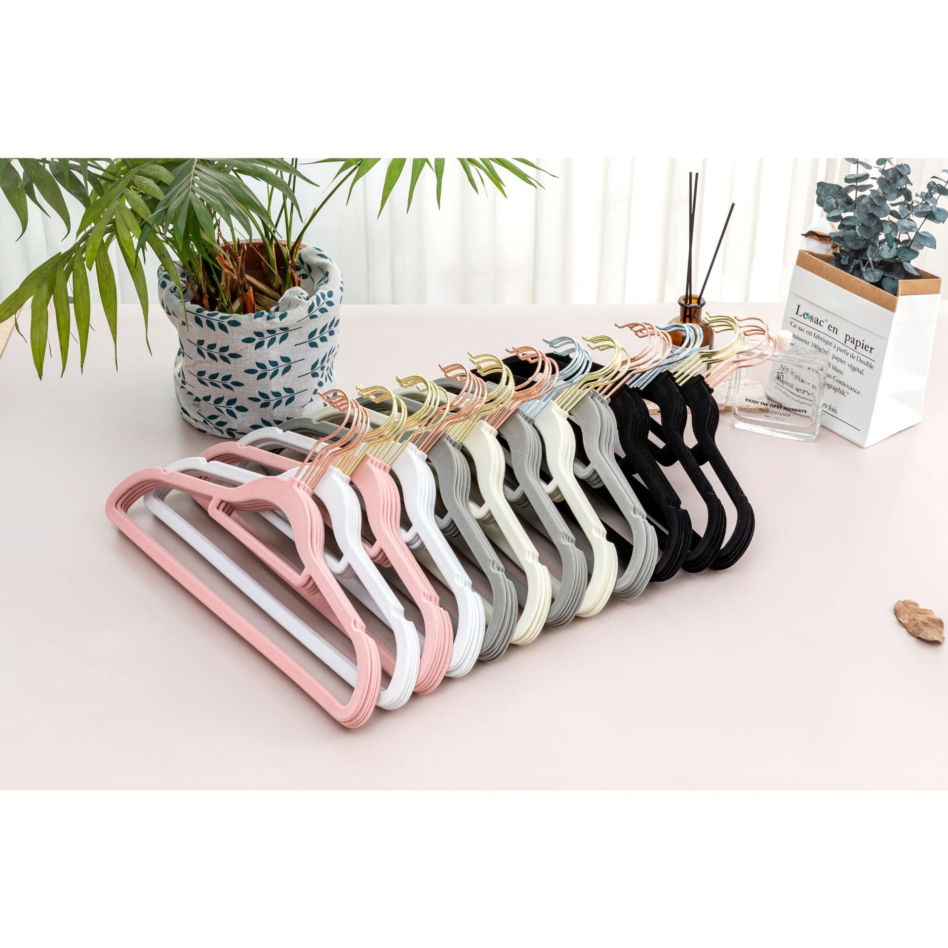 植绒衣架厂家直销防滑不透光植绒衣架子无痕家两用衣撑挂收纳批发