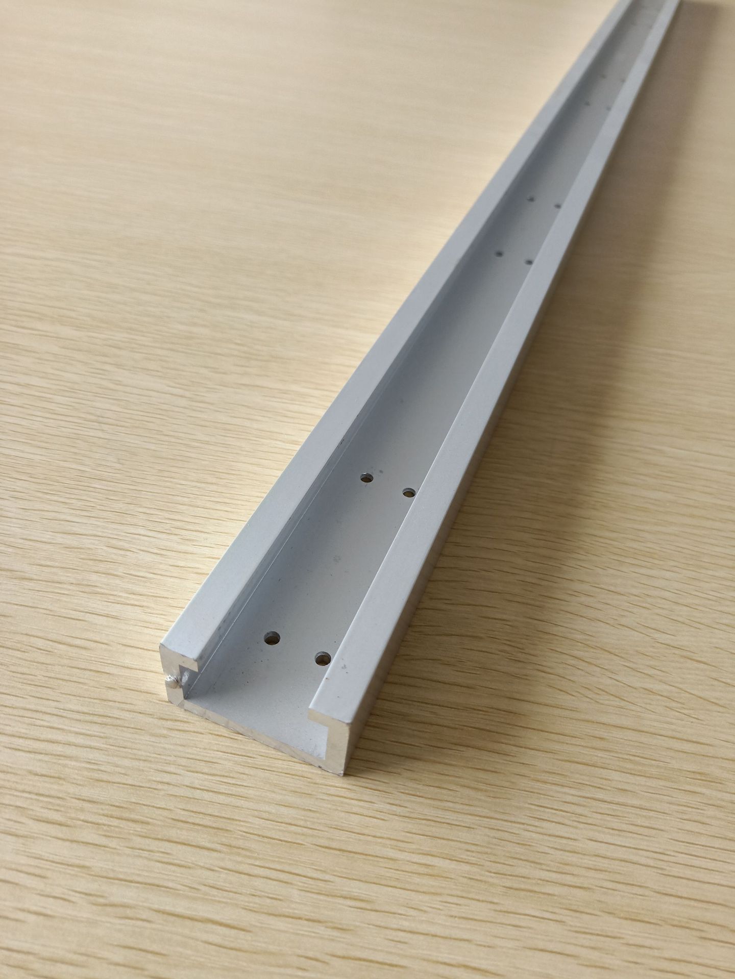 铝合金电子过线杆c型槽铝定制打孔加工喷砂氧化