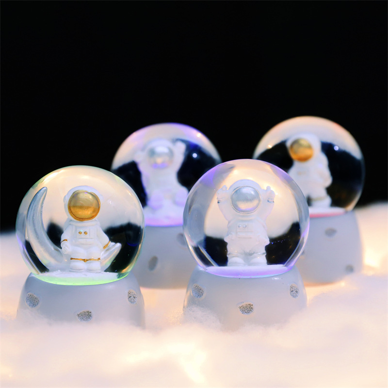 宇航员星际太空水晶球带灯雪花迷你水球小摆件少女心礼品装饰礼品