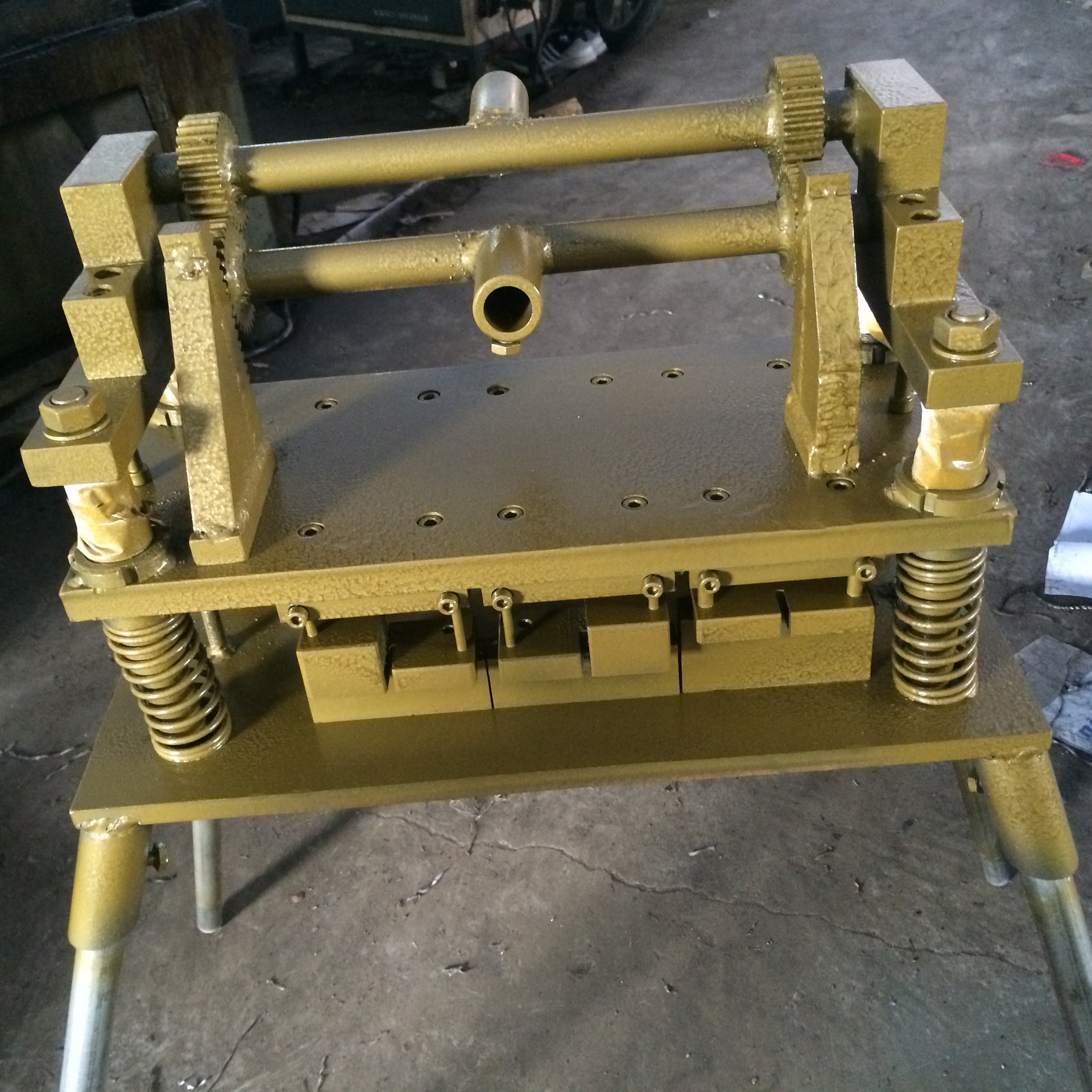 门窗设备 铝合金冲压模具 平开门窗 推拉门窗 艺术门窗冲孔模具