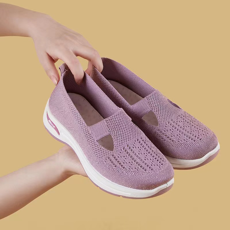 2023 Summer New Old Beijing Cloth Shoes Hollow Breathable Lightweight Comfortable Middle-Aged and Elderly Mom Shoes