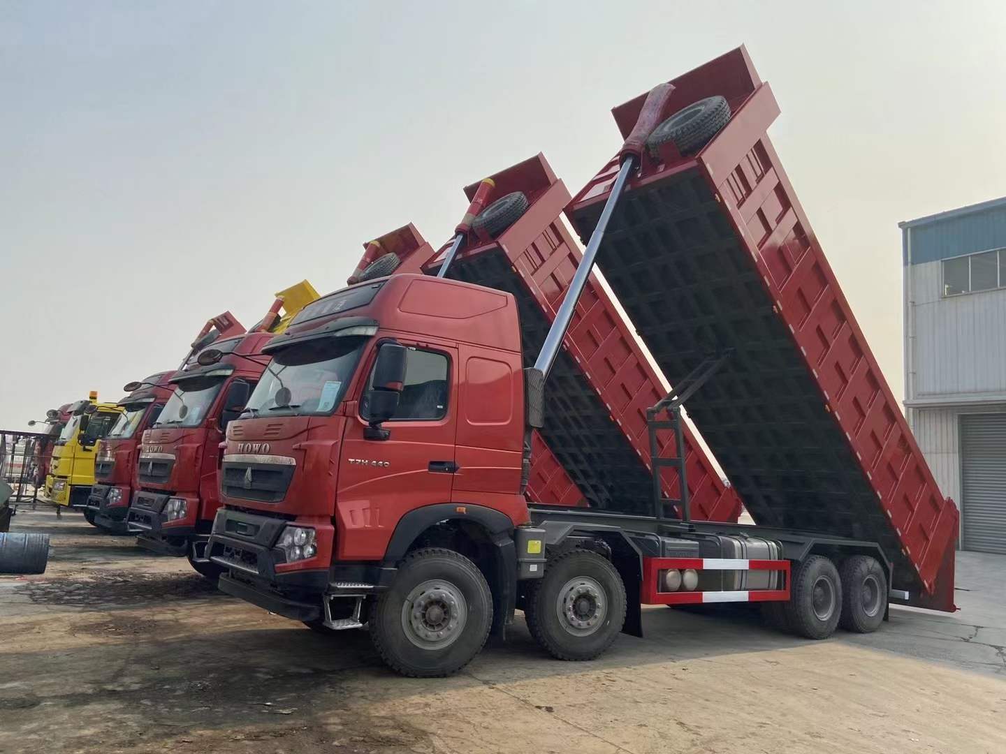 豪沃t7h 高顶前四后八自卸车