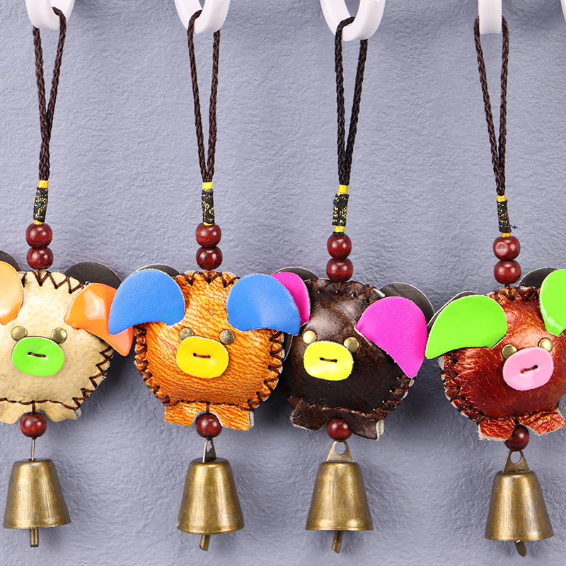 云南丽江彩色皮革可爱小猪铜铃铛小挂件车挂包挂景区热卖送小朋友