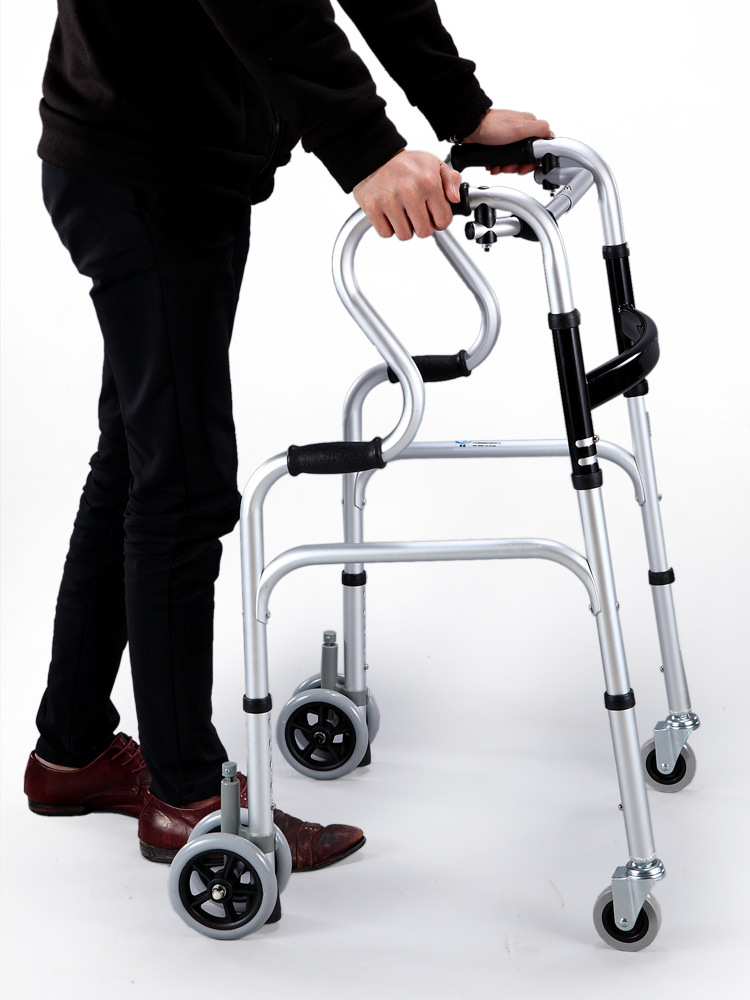 步行器老人