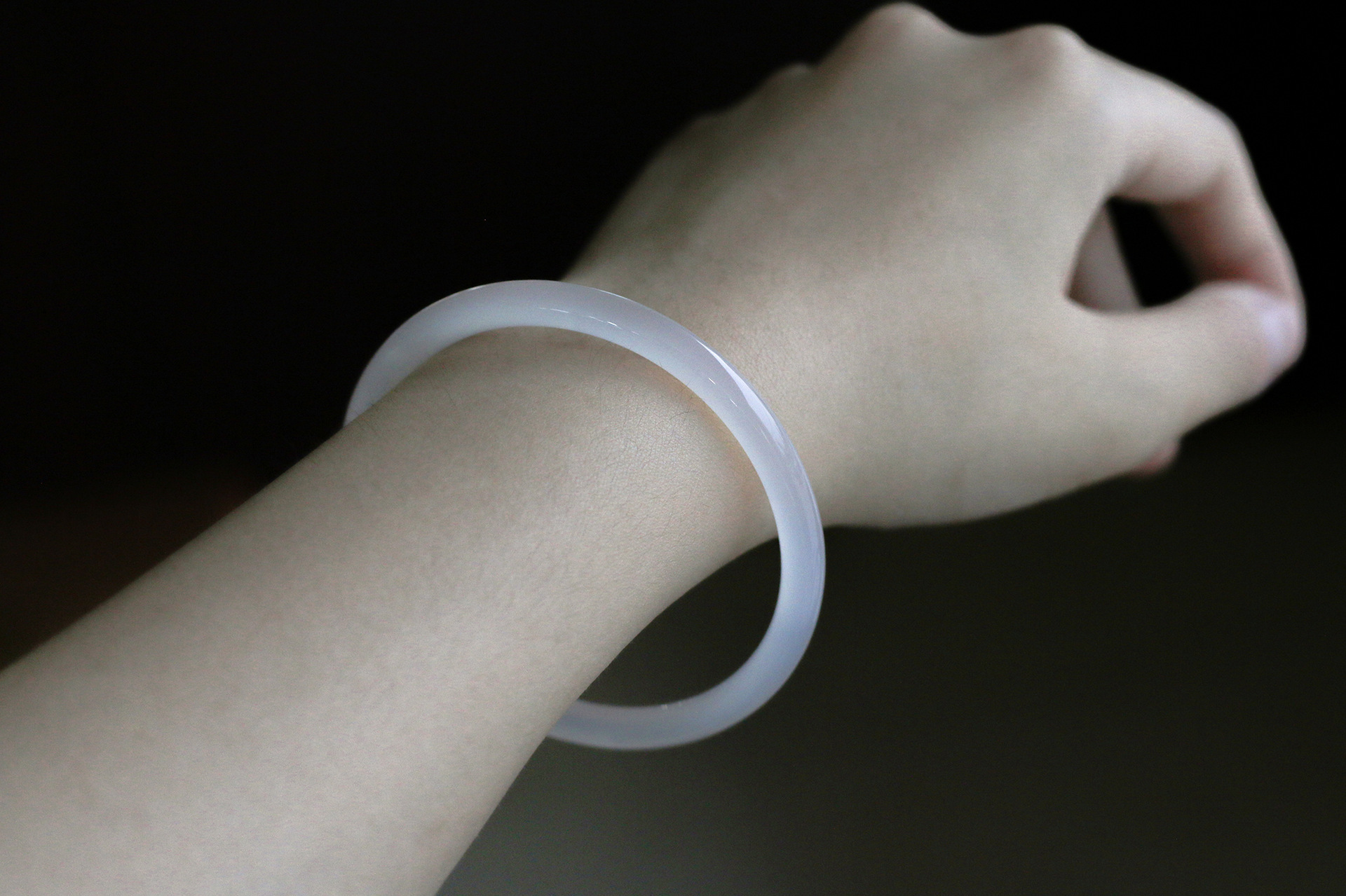 厂家批发玛瑙冰种荔枝冻白玉髓手镯圆条叮当镯玉石玉器直播礼品