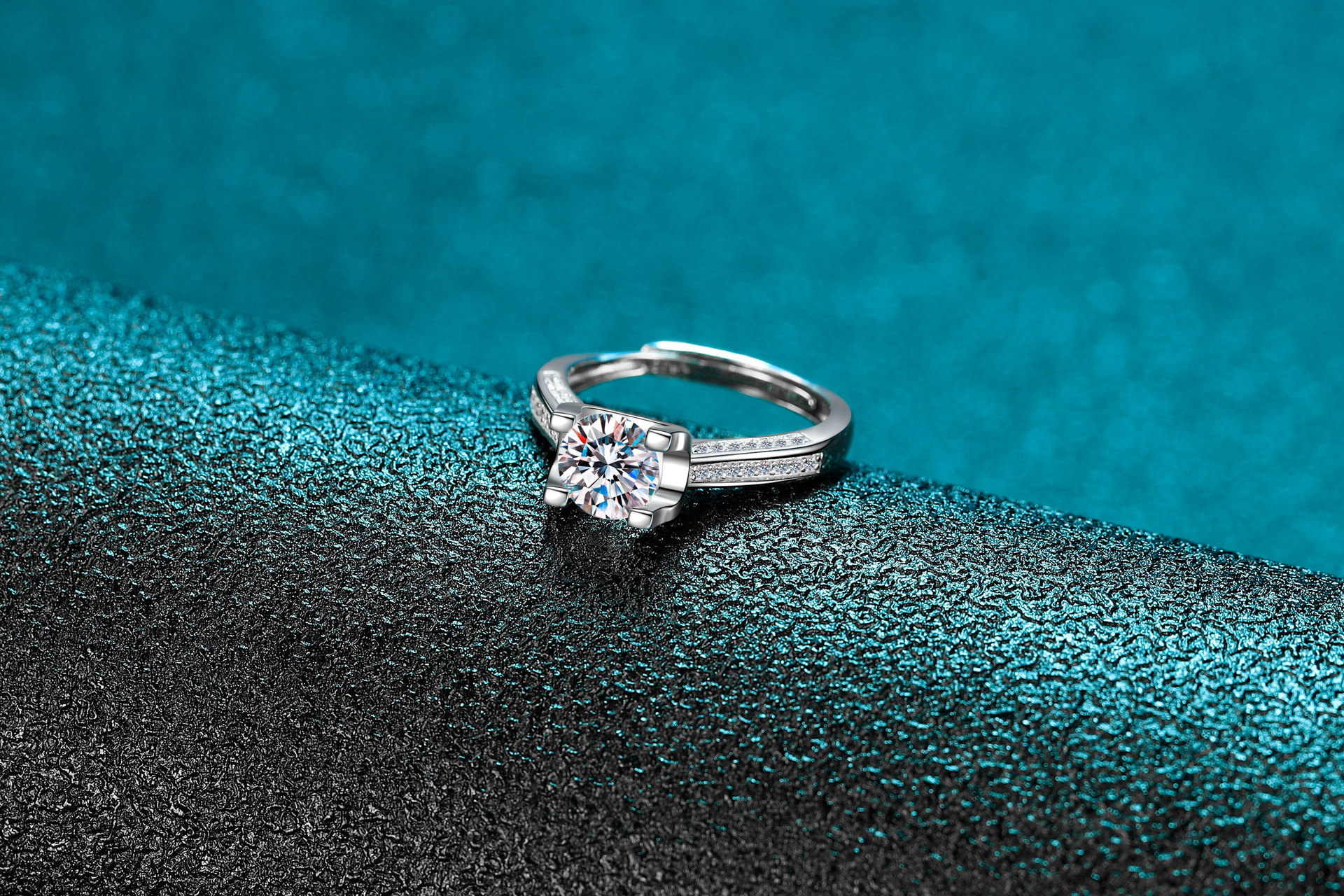 s925银经典牛头戒指时尚情侣四爪白金钻戒抖音直播同款牛角开口戒