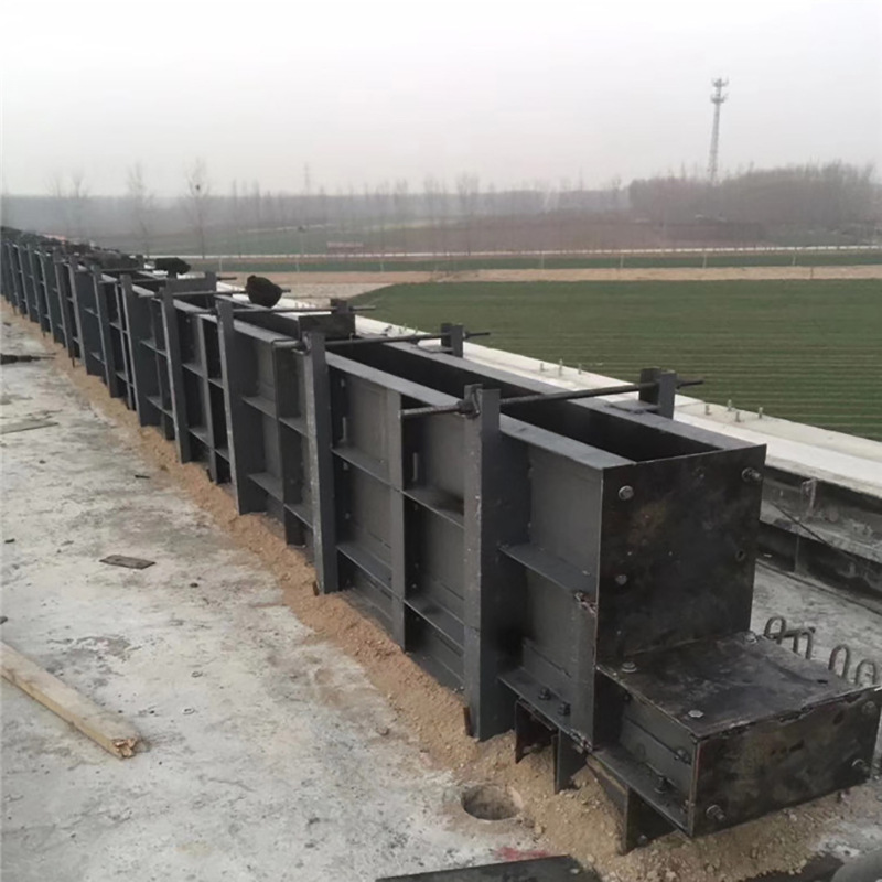 加工定制隔离墩模具 道路桥梁安全防撞墙钢模板水泥预制钢模具