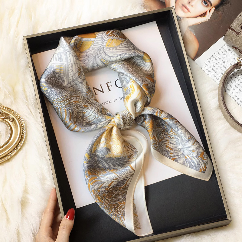 丝巾女2024春夏季新款秋冬季高级感大牌真丝小方巾丝绸送妈妈礼物