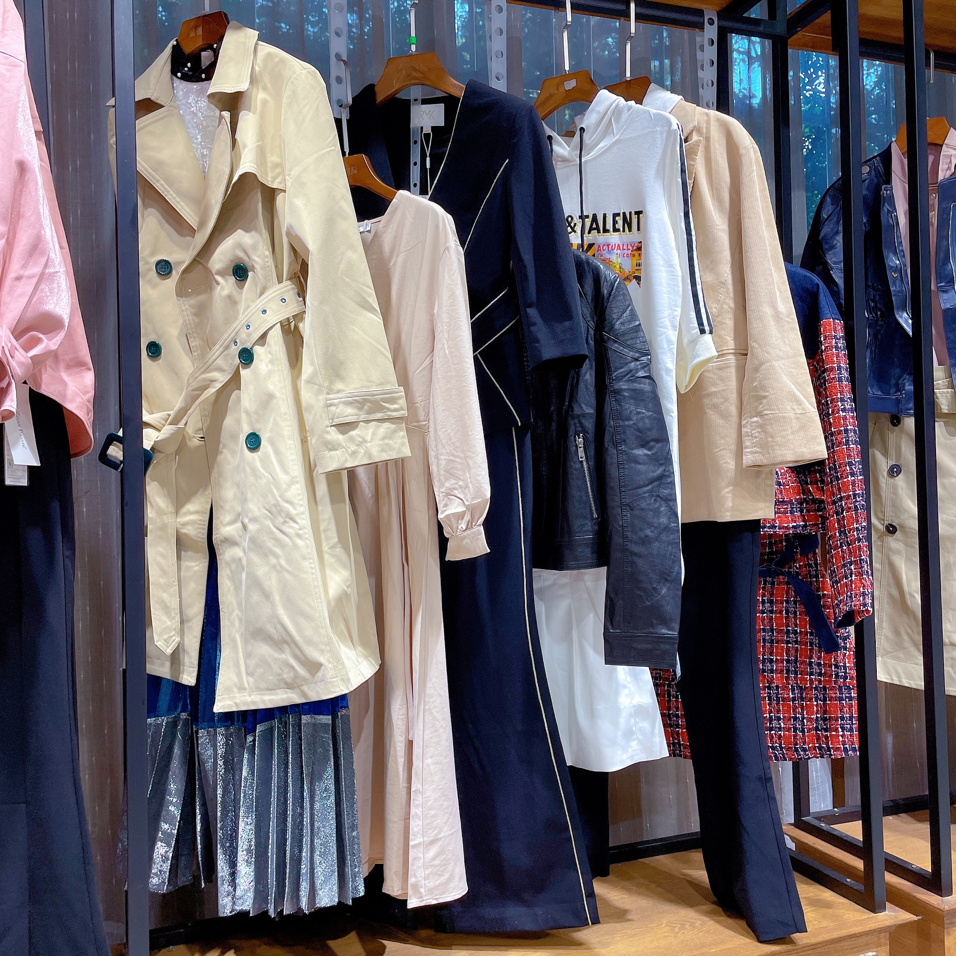 品牌折扣女装诺曼琦2022秋广州仟衣汇服一手货源品牌女装批发走份