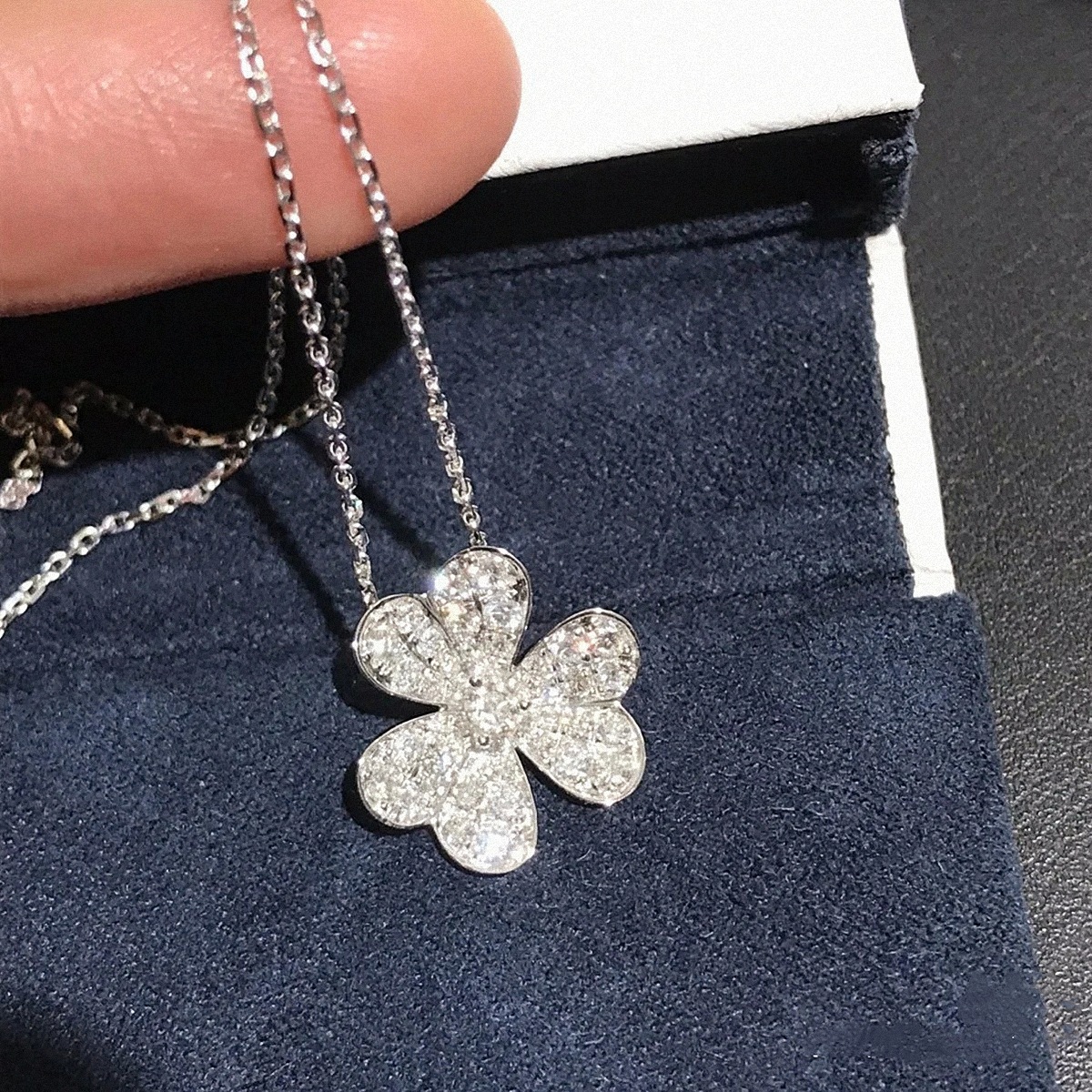 新款潮幸运三叶草项链女锁骨链轻奢简约小众网红新款风钻石四叶草