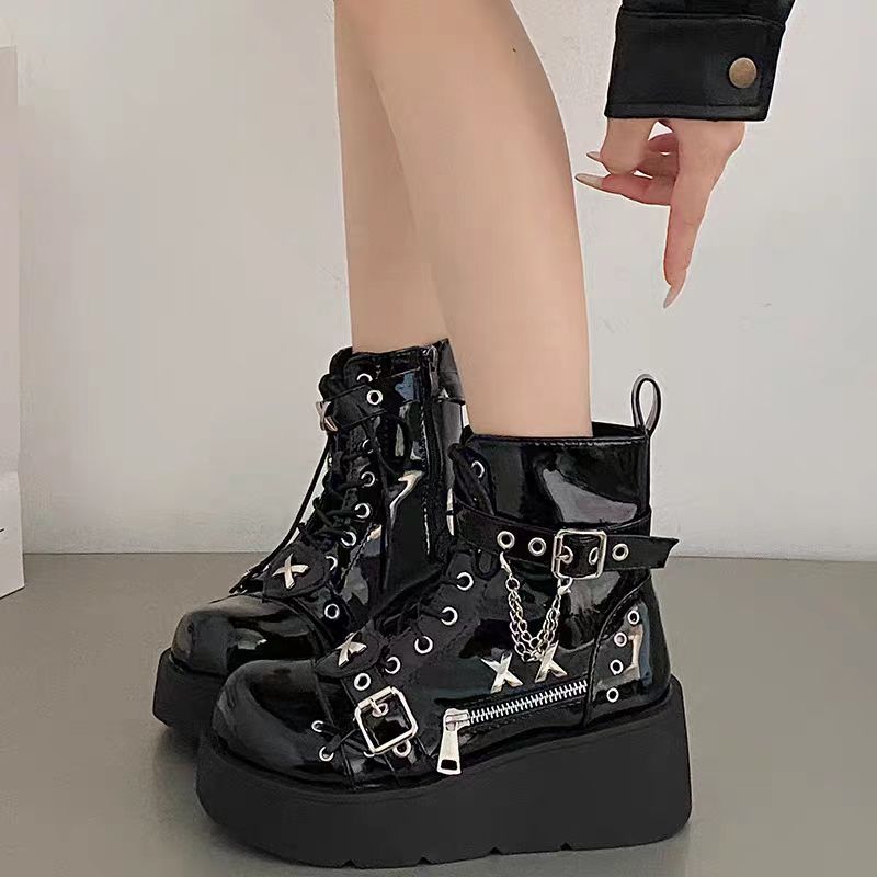 厚底靴铆钉挂坠暗黑机车靴厚底朋克风短筒马丁靴女松糕底单靴