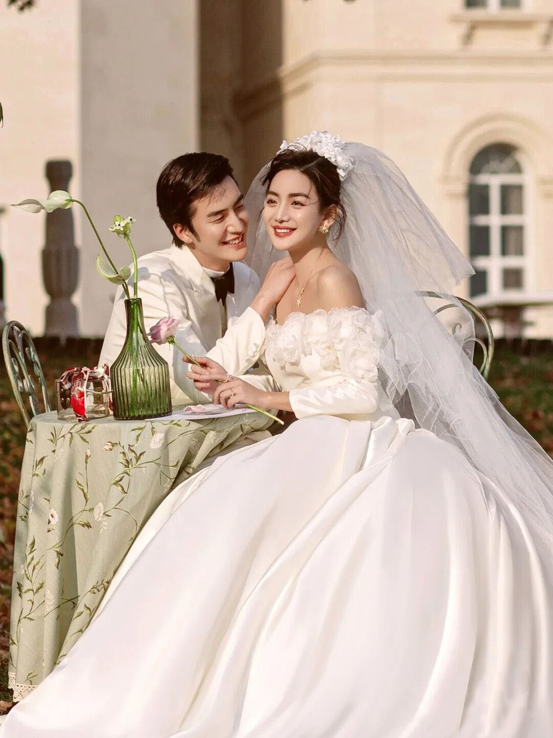 新款影楼内外景旅拍婚纱一字肩缎面情侣拍照主题服装摄影长袖礼服