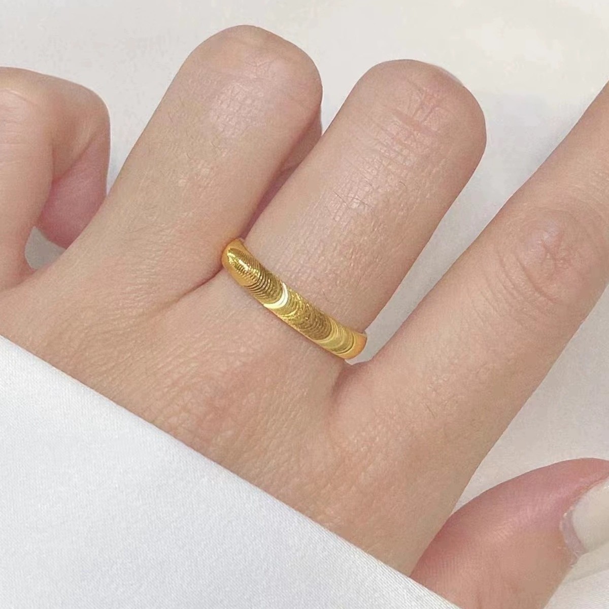 2024新款猫眼爆闪黄金色戒指女24k素圈光面5d硬金指环情侣一对戒