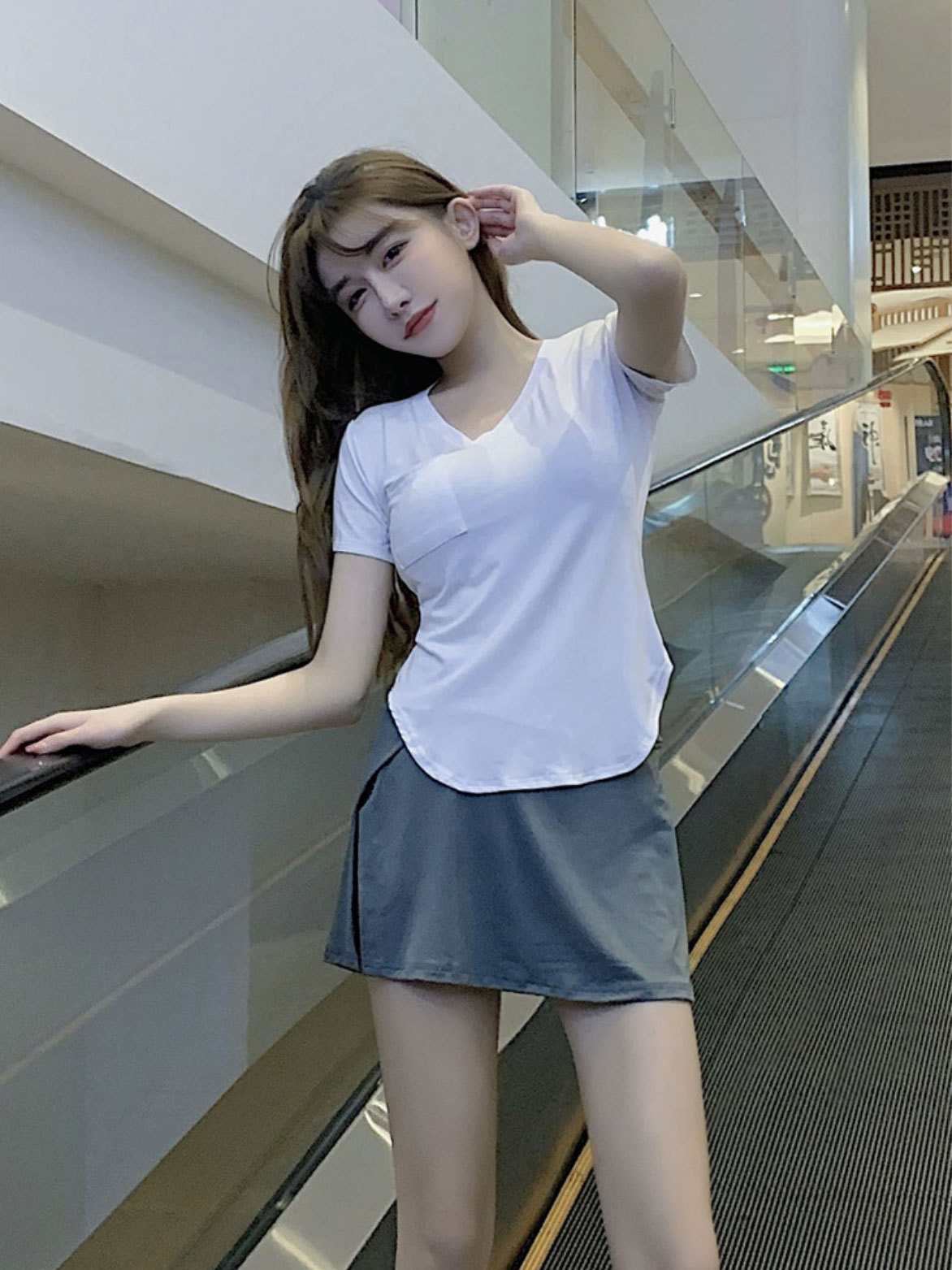 网红同款百搭清纯灰色休闲高腰修身运动短裤裙 v领蜜桃胸t恤套装