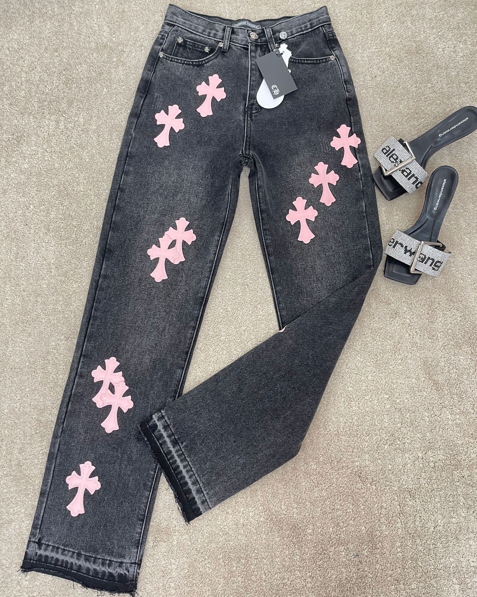 22春夏新款街头潮流风粉色皮十字架绣花裤脚毛边直筒高腰牛仔长裤