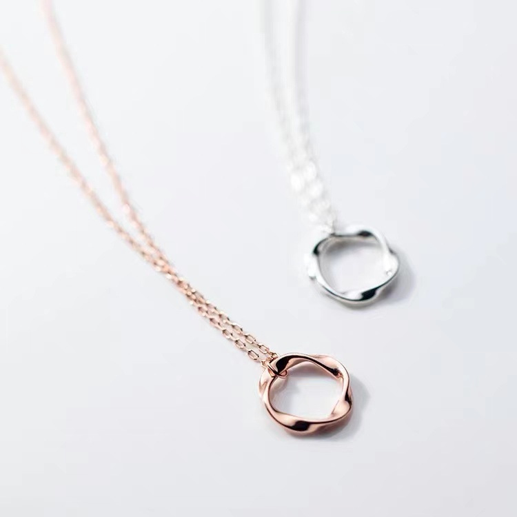 韩版流行莫比乌斯环项链女轻奢小众设计扭线吊坠感闺蜜秋冬锁骨链