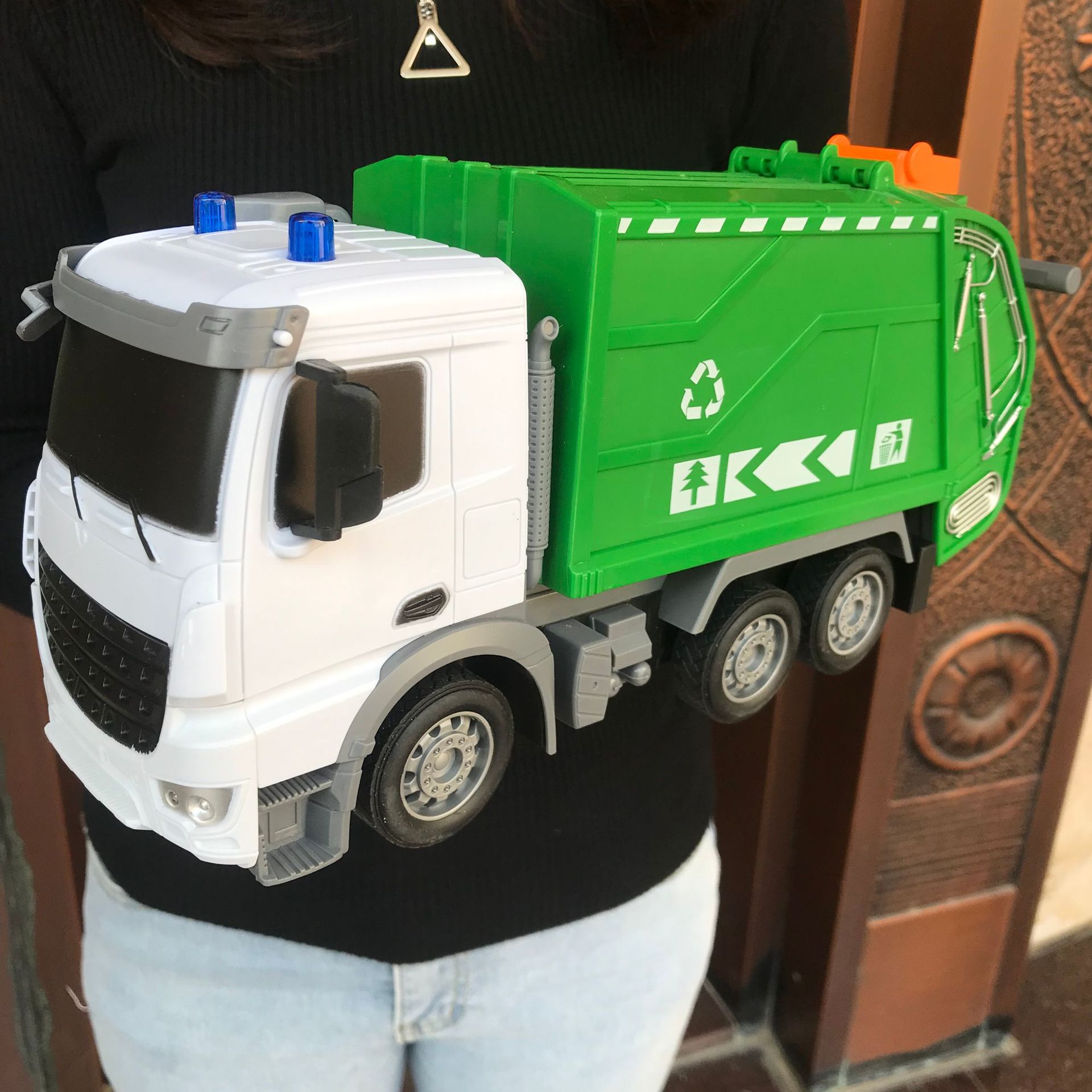 遥控垃圾车儿童玩具环卫垃圾桶回收分类电动车模型男孩女孩玩具车