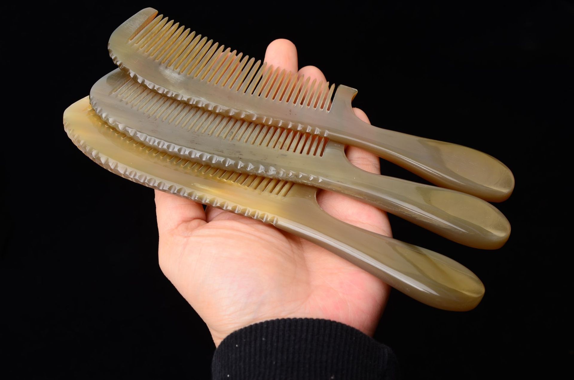 19-20厘米黄牛角鼓柄梳子 厚宽牦牛角梳子雕花天然牛角梳批发按摩