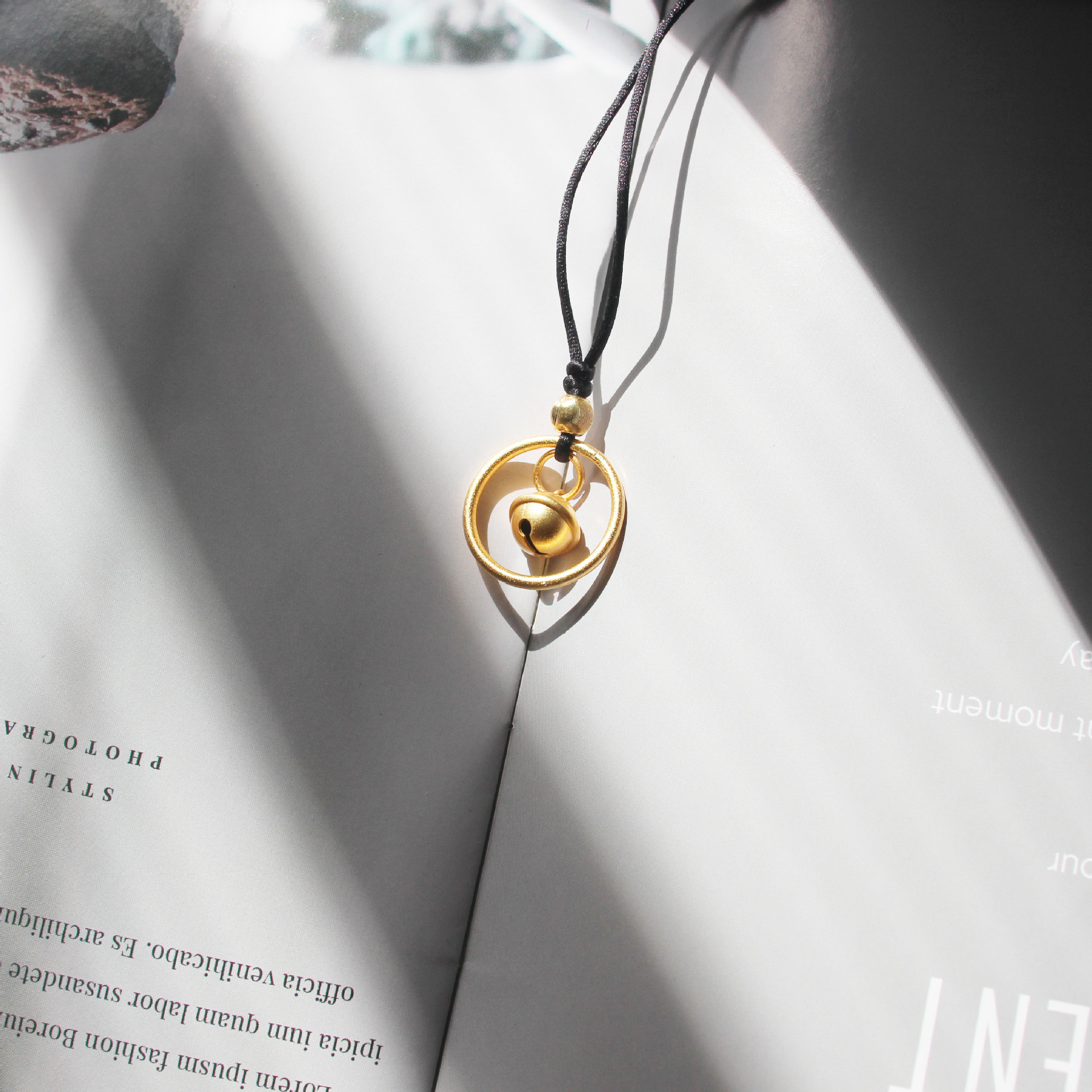 网红同款铜镀金素圈铃铛吊坠黑绳编织项链送朋友礼物直播批发