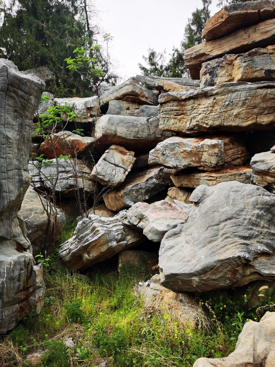 风景观赏造型景观石青色岩层灵璧石假山各色景湖驳岸河滩石材厂家