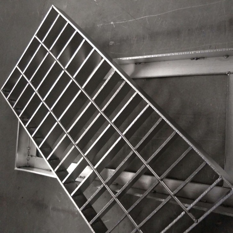 镀锌楼梯踏步板厂家 钢格板踏步板 钢梯踏步板 楼梯踏步板