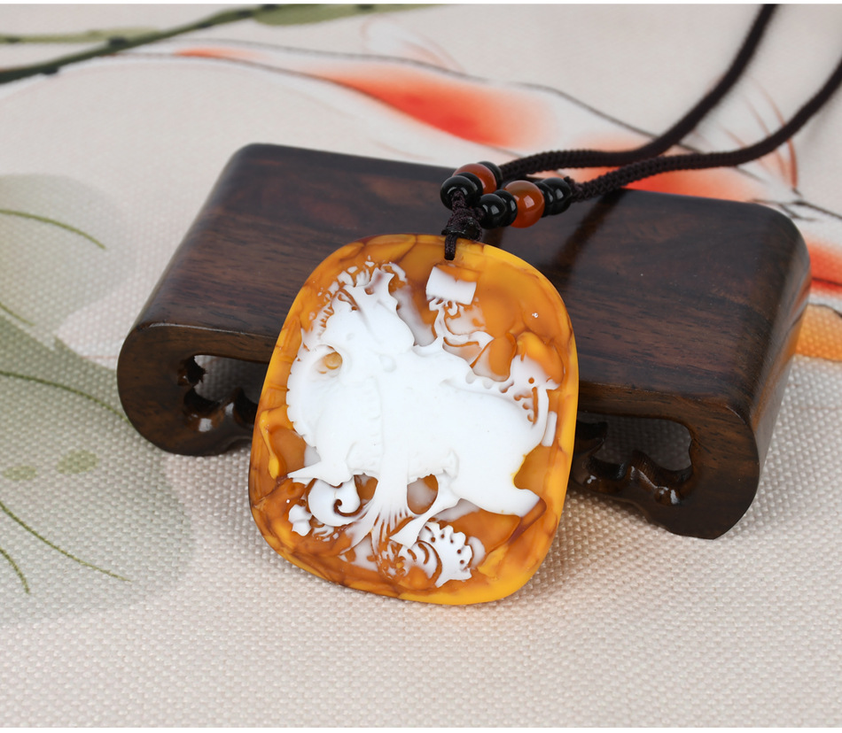 龙涎香灰琥珀龙牌吊坠长款绳链男女款毛衣链貔貅佛牌牡丹花批发