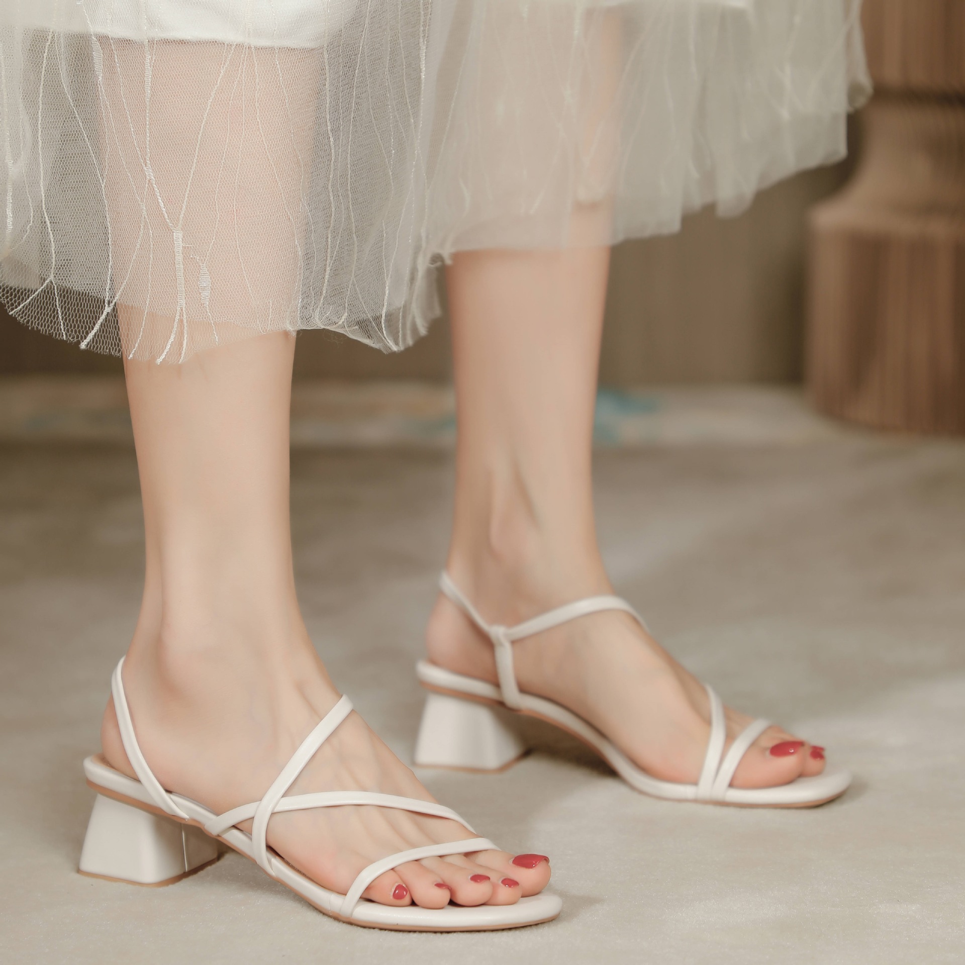 方头粗跟凉鞋女2021夏新款温柔法式仙女简约交叉细带中跟罗马凉鞋