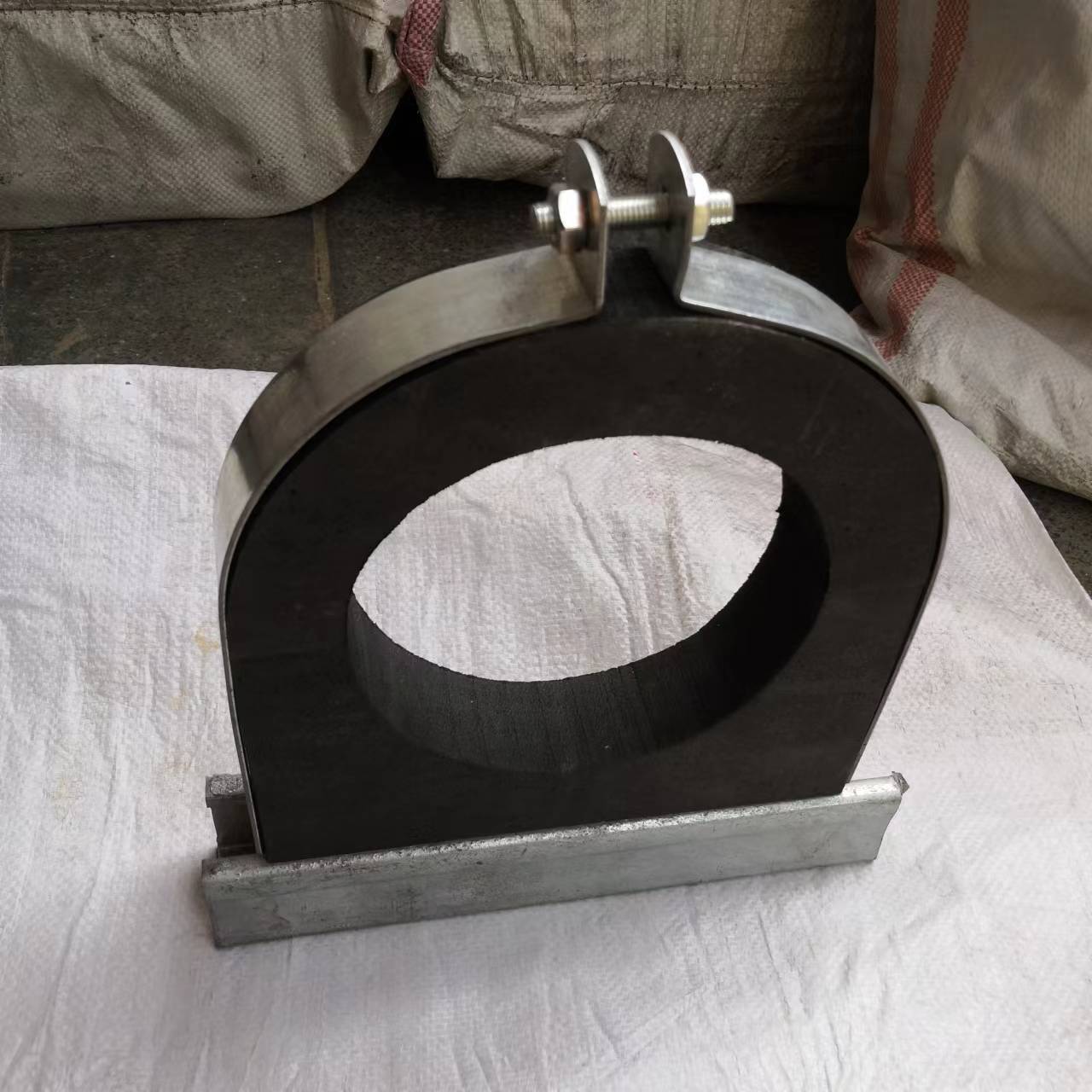 厂家优惠木哈夫p型卡防腐垫木支架聚氨酯管托管卡木托码木卡