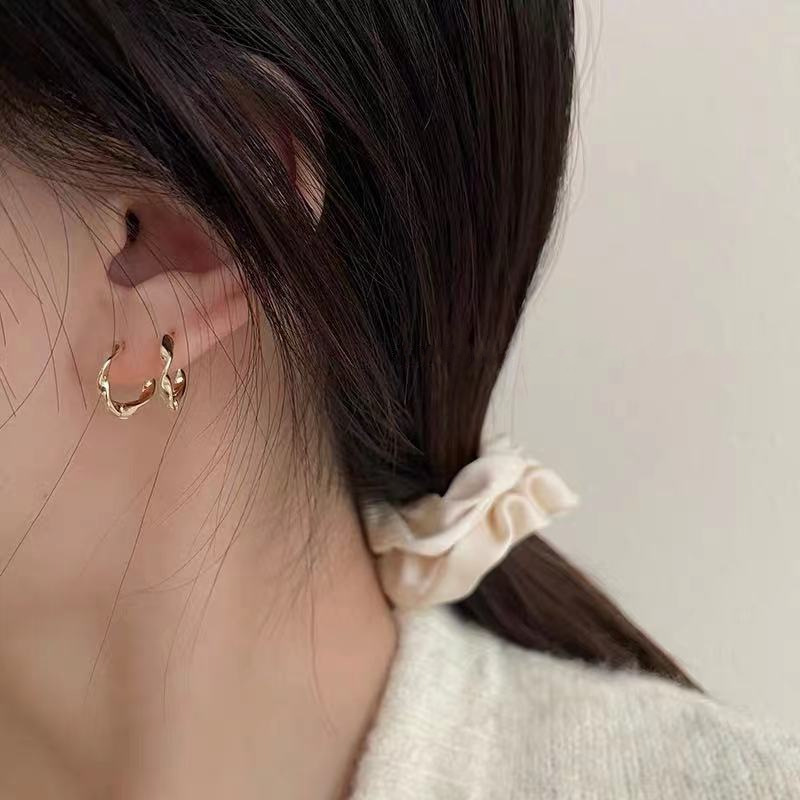 Graceful and Petite Twisted Hoop Earrings Women's 2021 New Fashion Niche Design Small Ear Ring Simple Ear Jewelry