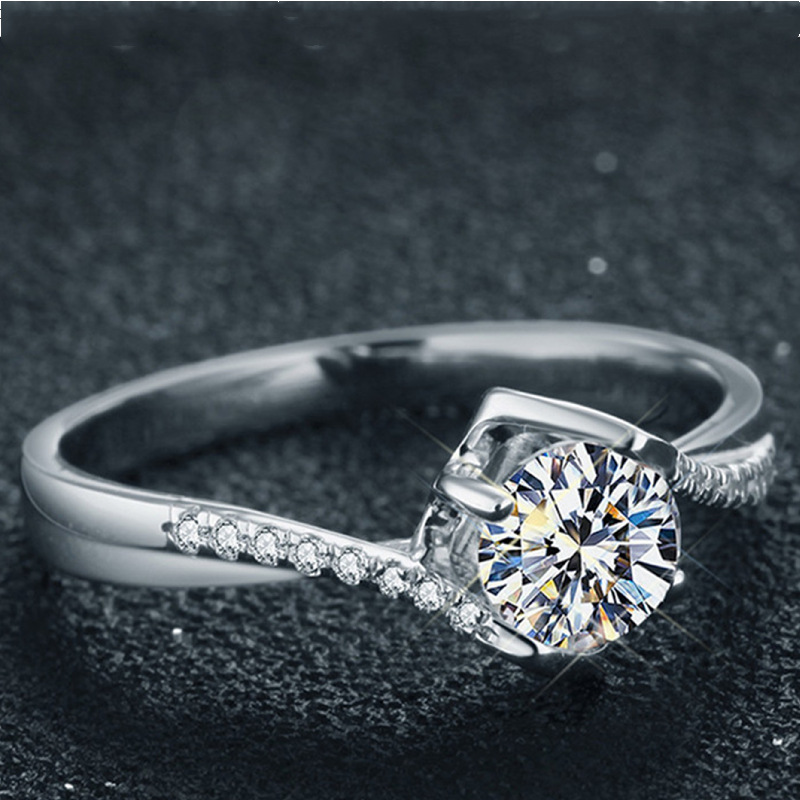 抖音快手直播热卖莫桑石戒指 天使之吻升级版心形镶钻扭臂婚戒指