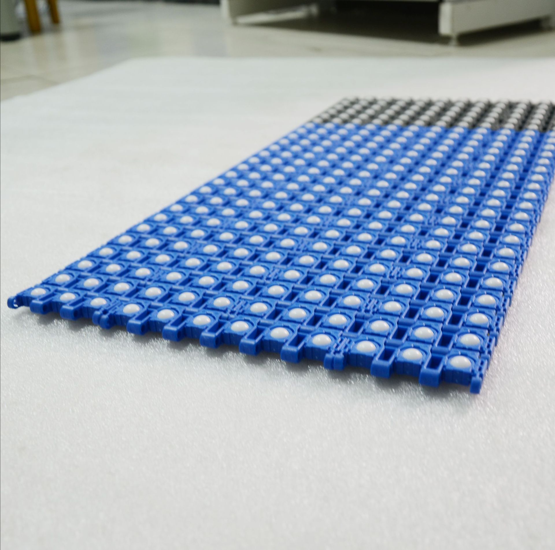 厂家直供 万向定向滚珠塑料网带 无动力分拣输送带 25.4节距网带