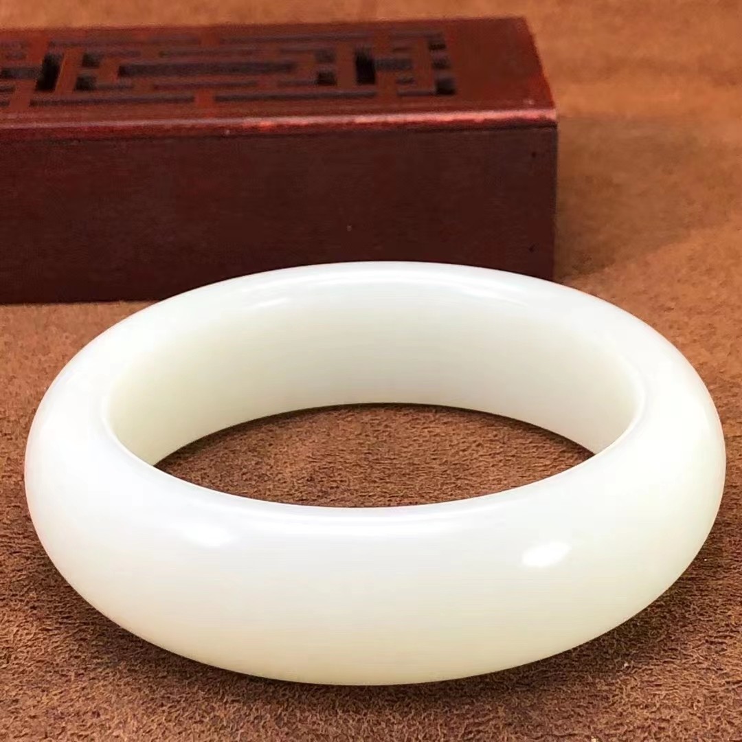 苏工新疆和田玉籽料手镯白度脂白玉质温润细腻专业机构检验证书