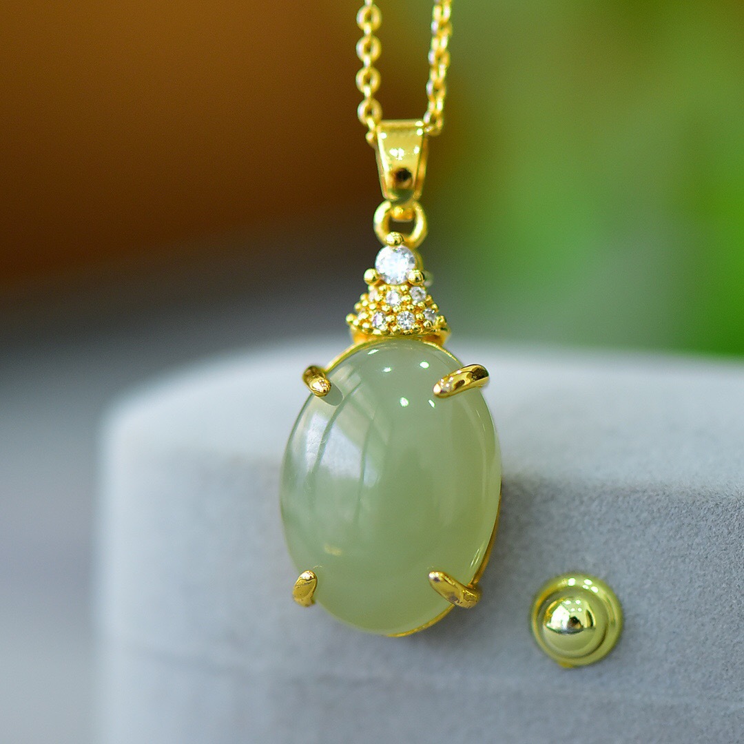 天然新疆和田玉青白玉椭圆蛋面吊坠铜镶嵌锆石时尚气质女款锁骨链