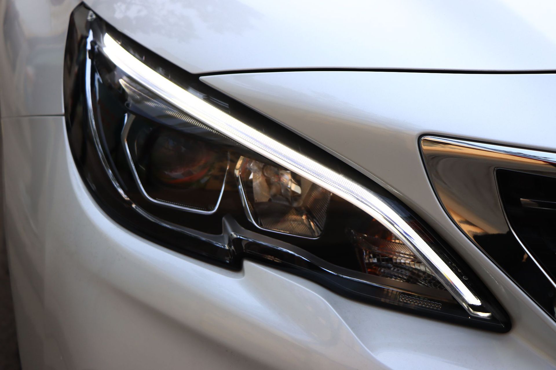 鹰眼式大灯,灯光亮起来的时候十分显眼,这样的独特设计辨识度很高.