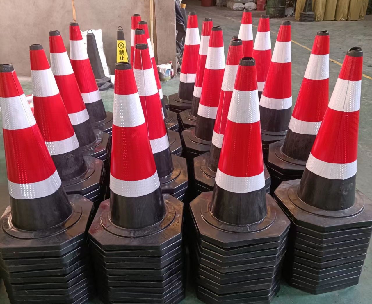 高亮70高反光路障橡胶交通路障雪糕筒反光锥加重路标圆锥桶路锥