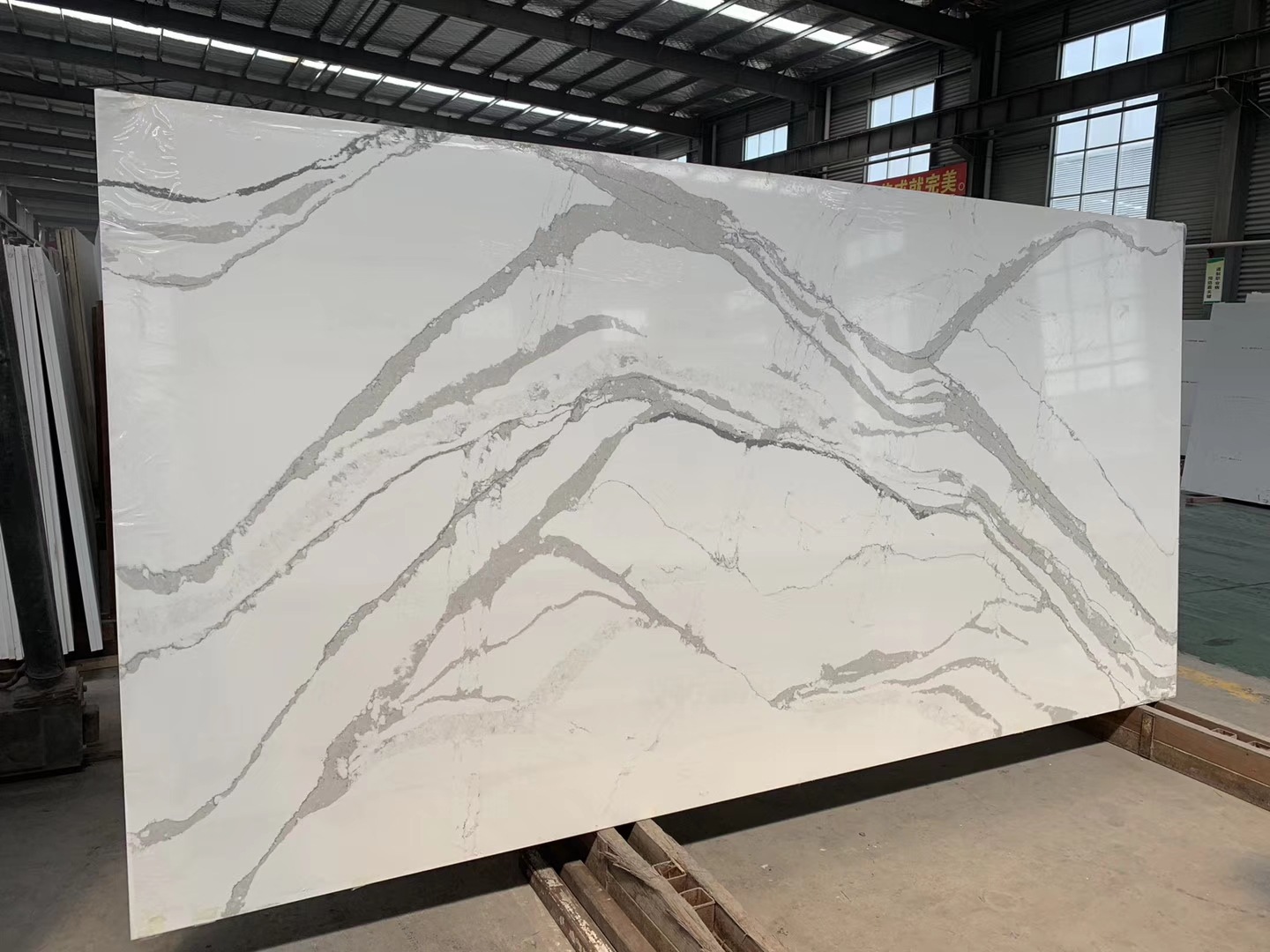 山东赫峰工厂纯白鱼肚白花纹厨房台面人造石英石大板