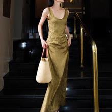 金色背带U型领连衣裙女夏2024新款设计感小众高级感长裙子直筒